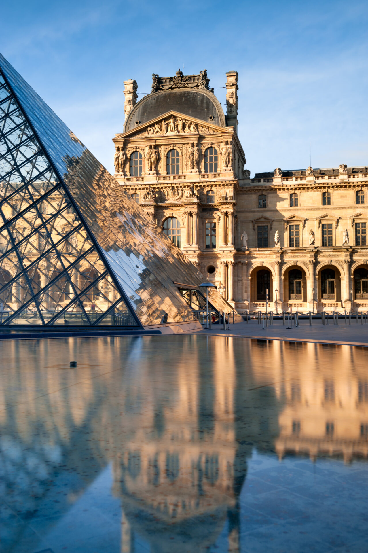 Pyramids and the Luvre reflected in fountain Guide Paris, Guides Paris, Visite Guidée Paris