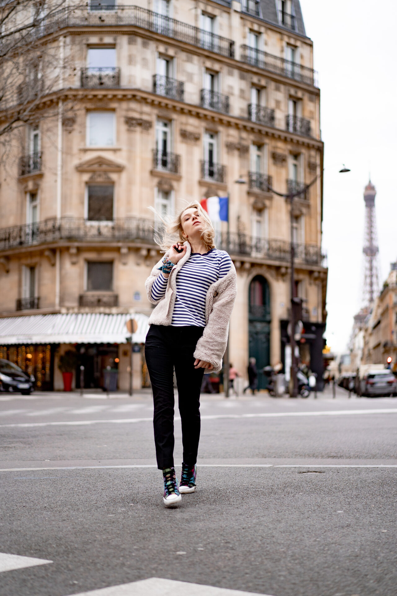 Young beautiful woman outdoors in Paris. Travel concept. Funny p Visite privée Quartier Latin, Guides Paris, Guide Paris, Visiter Paris, Visite guidée Paris