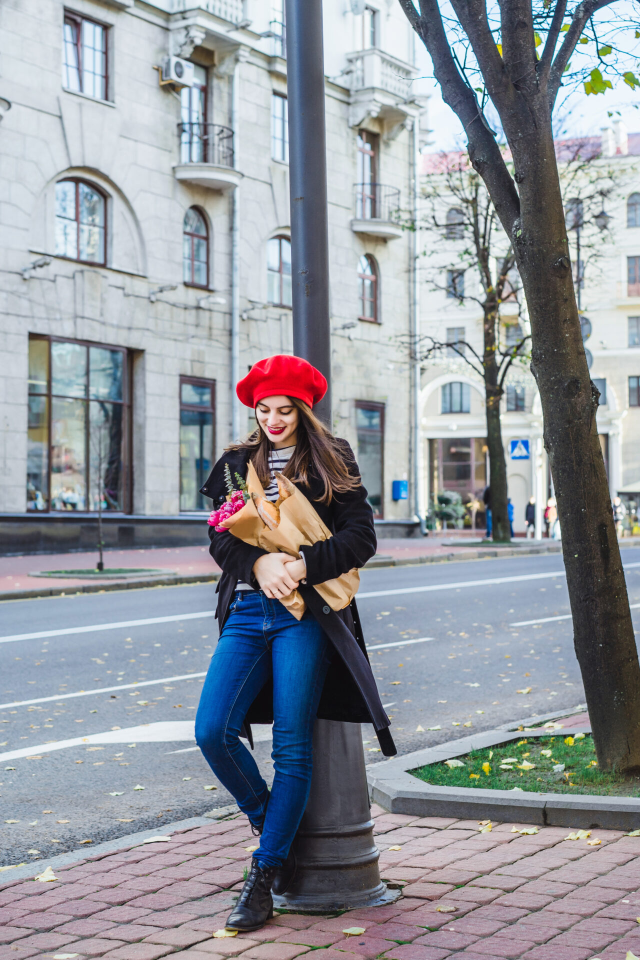 Frenchwoman with baguettes on the street in beret Visite privée Quartier Latin, Guides Paris, Guide Paris, Visiter Paris, Visite guidée Paris