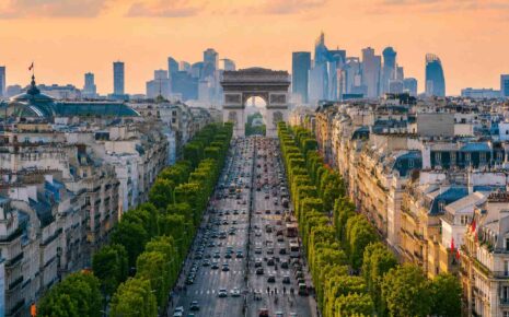 Visit Les Champs Elysées with a private guide