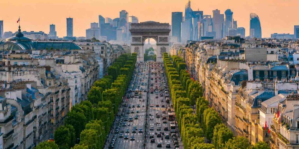Visit Les Champs Elysées with a private guide