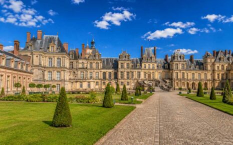Vist Le Château de Fontainebleau with a private guide